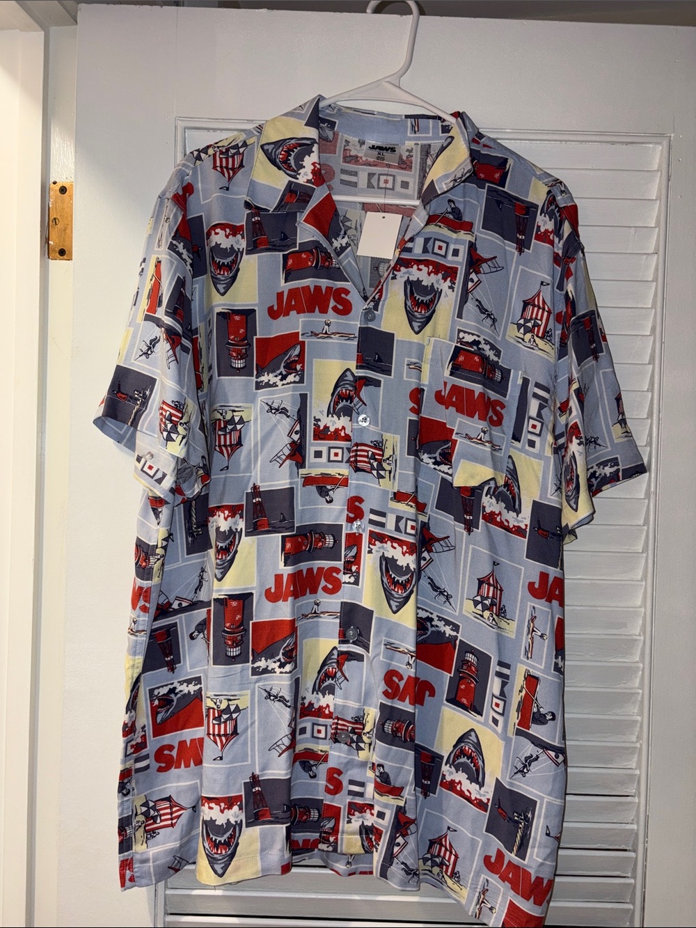 Brand New Men’s “JAWS” Button Down Shirt🔥
